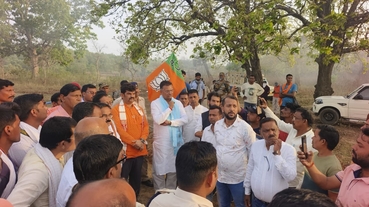 भुचुंगडीह में कोयले की अवैध खदान में लगी आग का निरीक्षण करने पहुंचे सांसद मनीष जायसवाल
