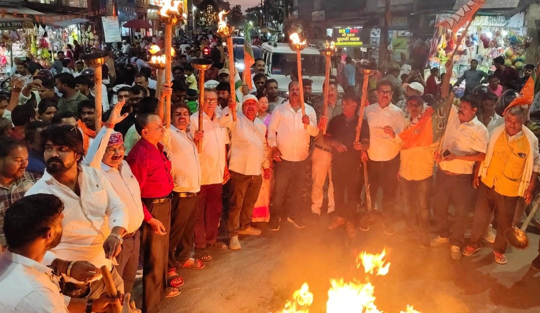 पहलगाम में आतंकियों द्वारा हिंदू समुदाय के लोगों की हत्या के विरोध में हजारीबाग में आक्रोश