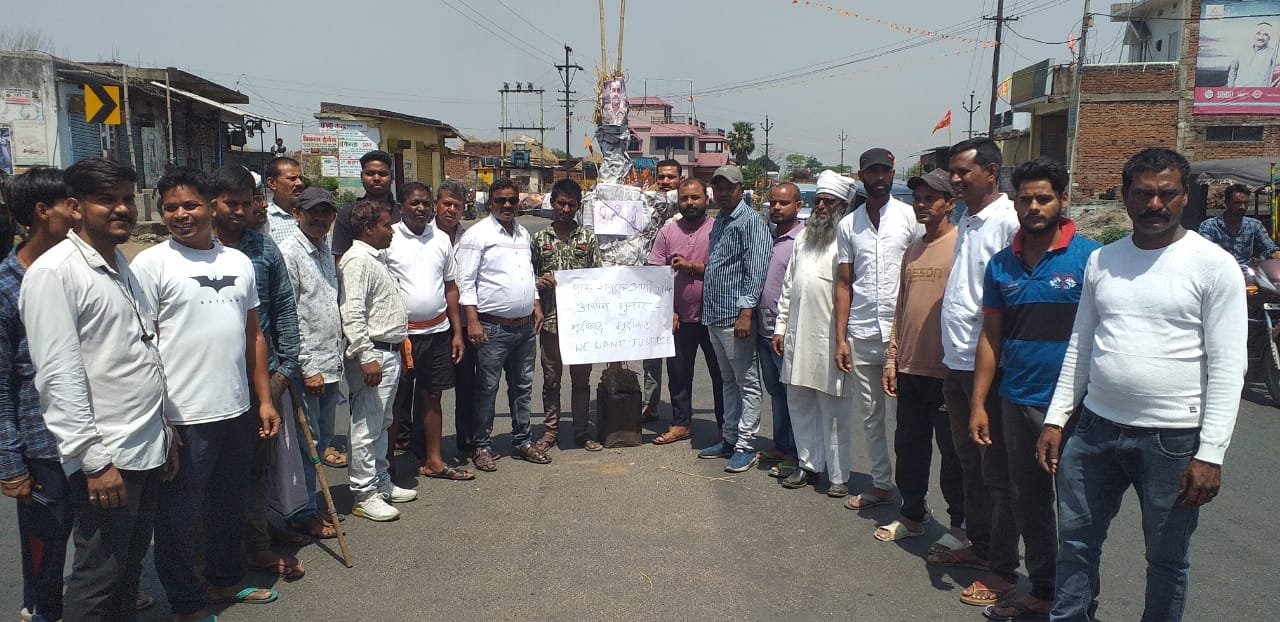 पहलगाम आतंकी हमला में निर्दोषों की हत्या के खिलाफ ग्रामीणों ने विरोध प्रदर्शन पुतला दहन किया