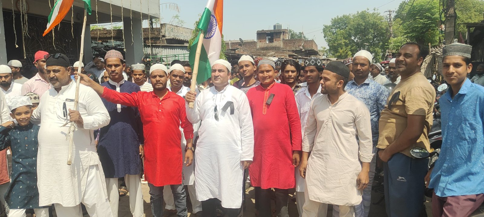 पहलगाम आतंकी हमले के विरोध में जामा मस्जिद गोलपार में काला पट्टी बांधकर नमाज पढ़ी गई