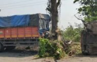 पेड़ से टकराया ट्रक, दो भागों में बंटा