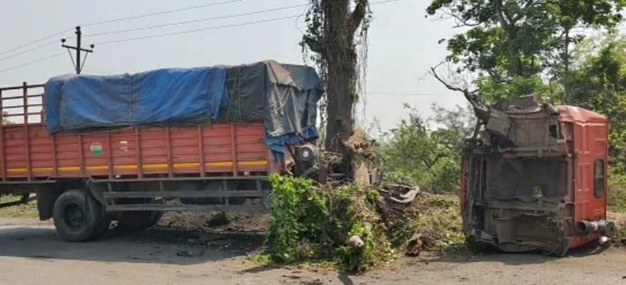 पेड़ से टकराया ट्रक, दो भागों में बंटा