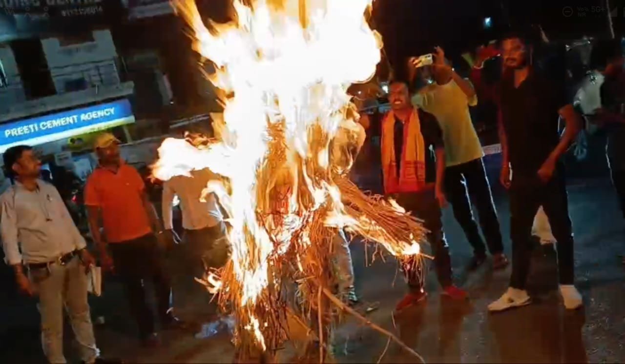 गोला में विश्व हिंदू परिषद,बजरंग दल ने पहलगाम में मारे गये पर्यटकों को दी श्रद्धांजलि