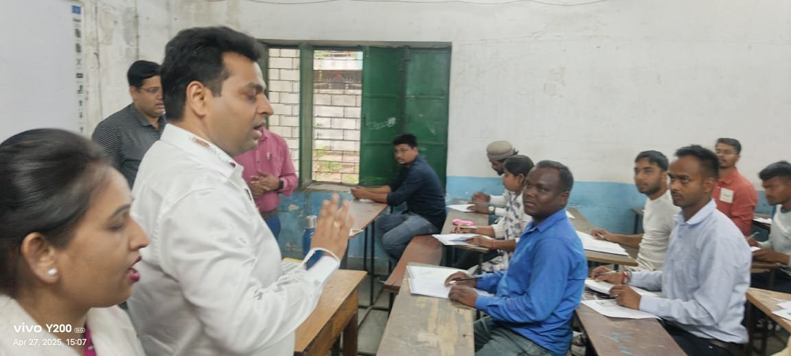 डीएमएफटी के तहत अमीन प्रशिक्षण हेतु आयोजित चयन परीक्षा का उपायुक्त ने किया निरीक्षण
