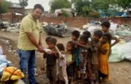 गरीब समाजसेवी संघ द्वारा गरीब बच्चों के बीच कपड़ा वितरण