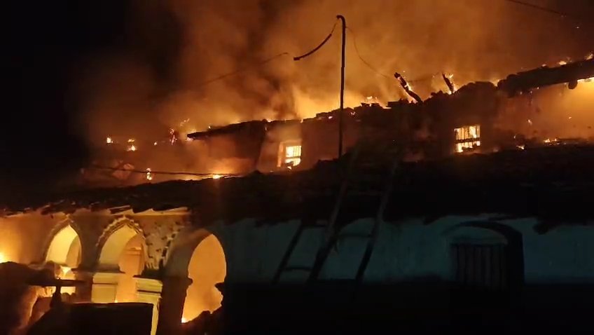 चितरपुर जामा मस्जिद के सामने लगी भीषण आग, तेज हवा ने भड़काया आग