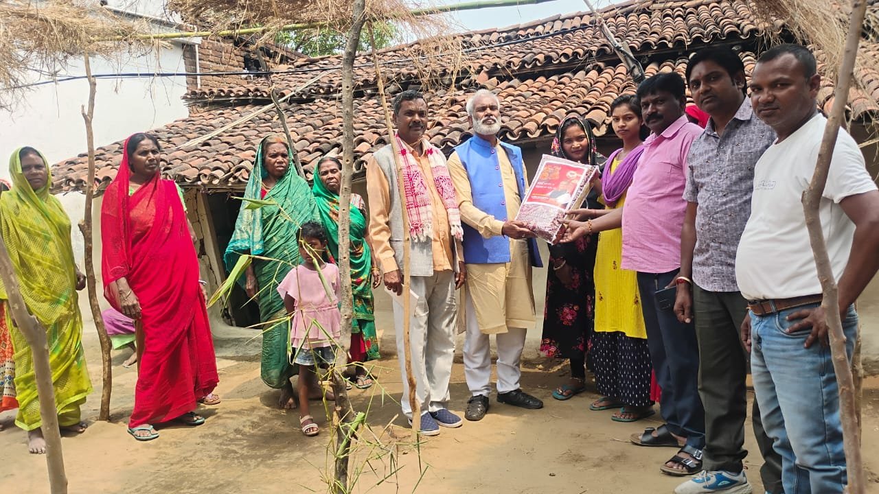 सांसद मनीष जायसवाल के सौजन्य से जरूरतमंद परिवारों के बीच लहंगा वितरण किया