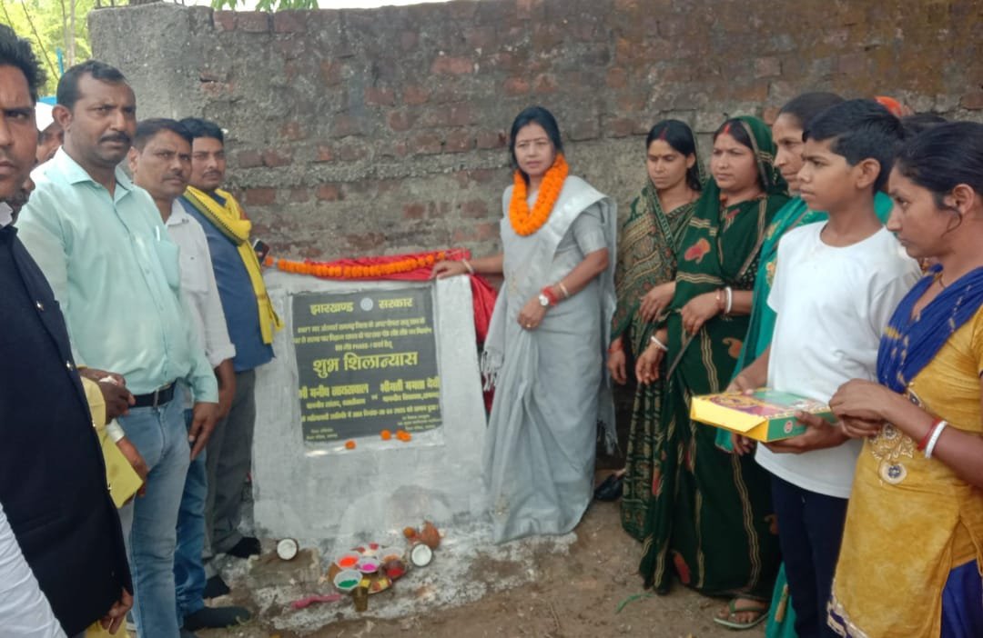 पीसीसी पथ का विधायक ने नारियल फोड़कर किया शिलान्यास