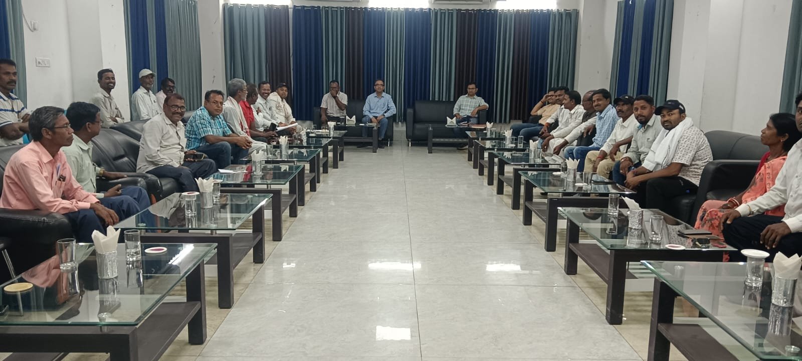पीवीयूएनएल प्रबंधन और विस्थापित प्रभावित संघर्ष मोर्चा का वार्ता संपन्न, आंदोलन स्थगित
