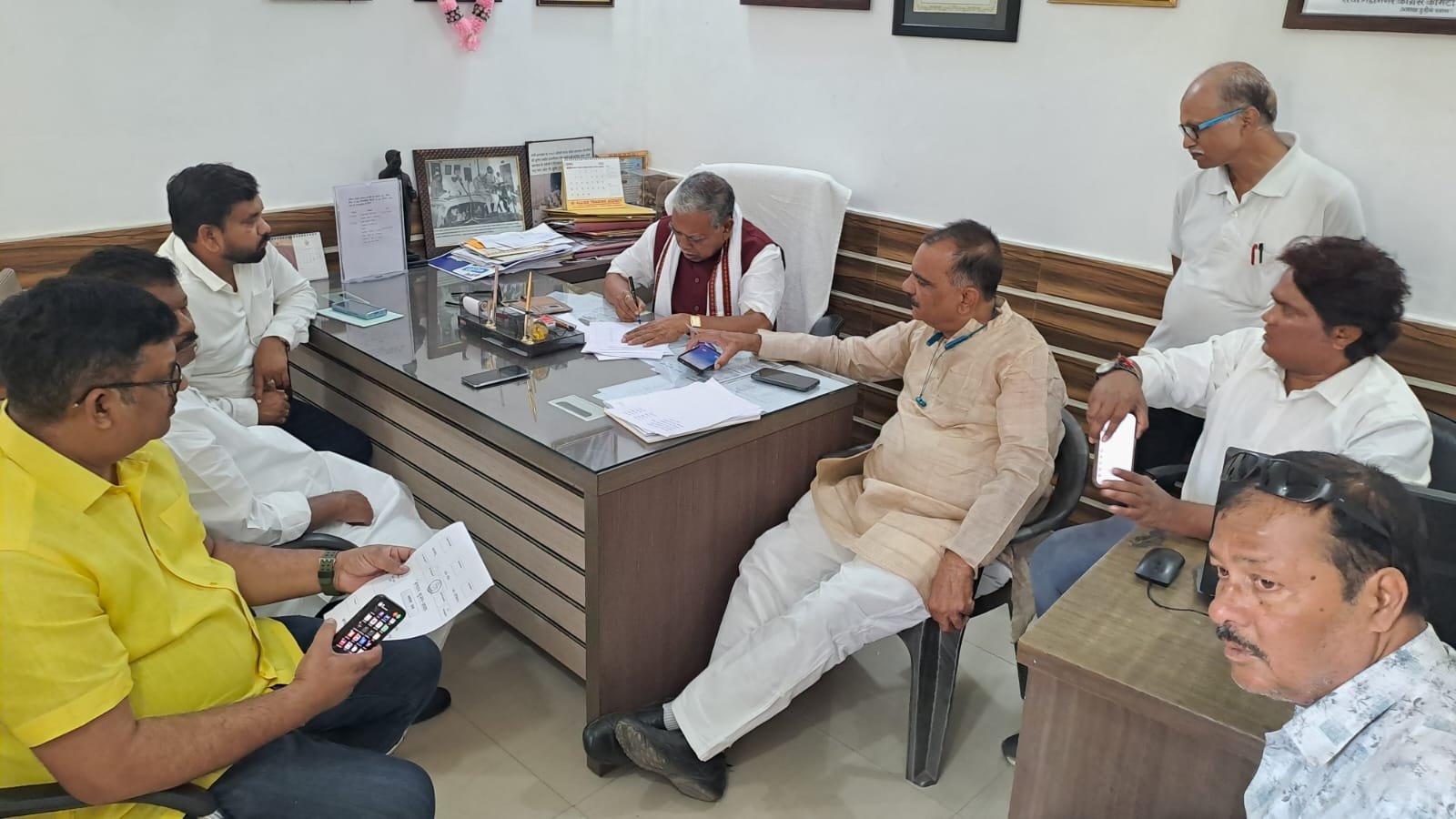 झारखंड प्रदेश कांग्रेस कार्यालय में संविधान बचाओ रैली की सफलता को लेकर बैठक