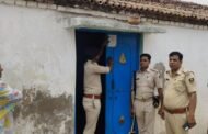 बासल पुलिस ने फारर चल रहे अभियुक्त के घर चिपकाए इश्तिहार
