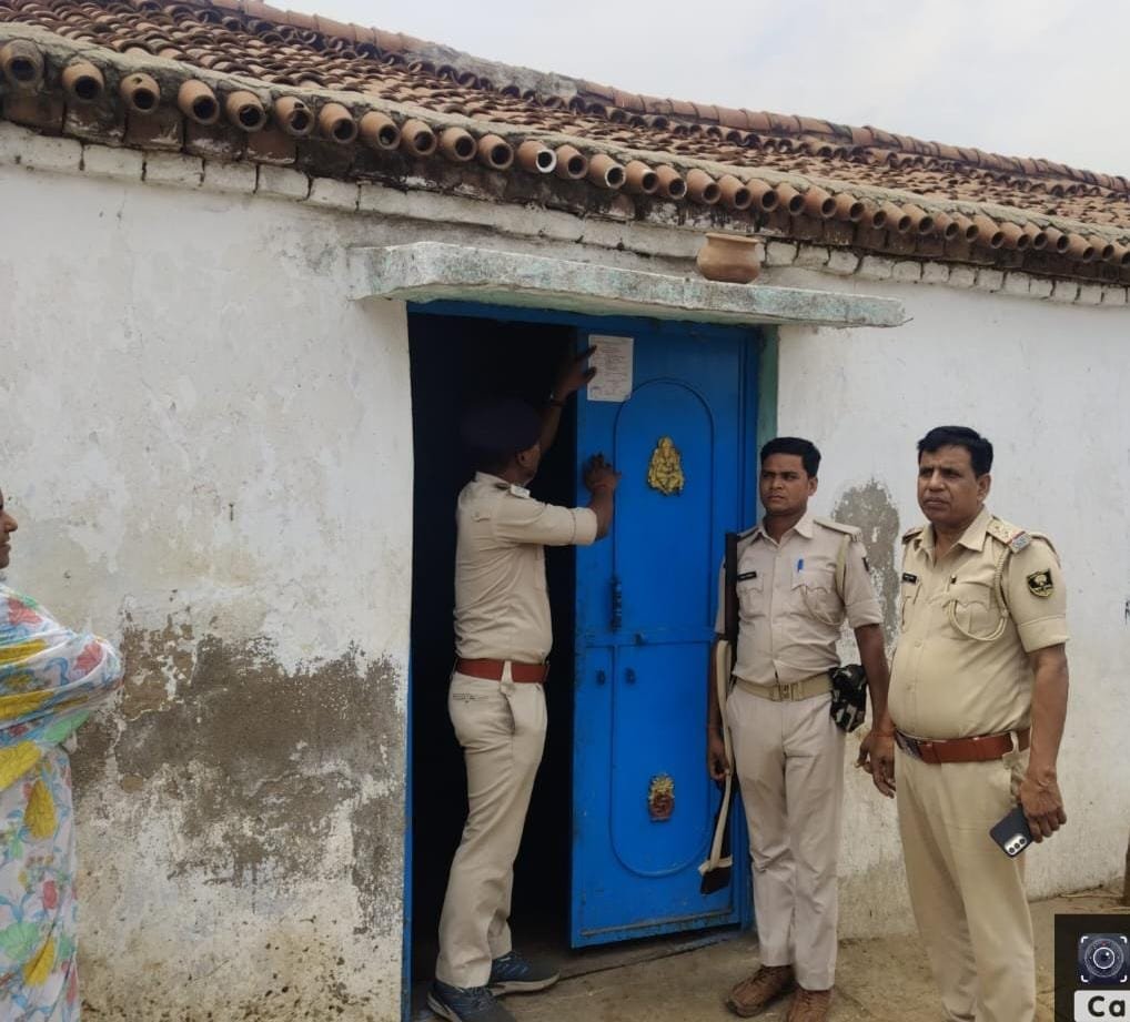 बासल पुलिस ने फारर चल रहे अभियुक्त के घर चिपकाए इश्तिहार