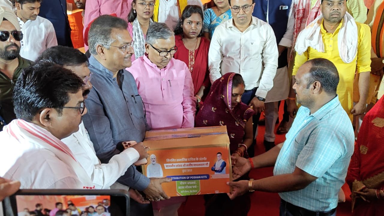 हजारीबाग सांसद मनीष जायसवाल के पहल पर 1200 महिलाओं को दी गई पोषण किट