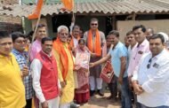 टाटीझरिया के सदारो की बेटियों को सांसद ने भेंट किया लहंगा, शादी की दी बधाई