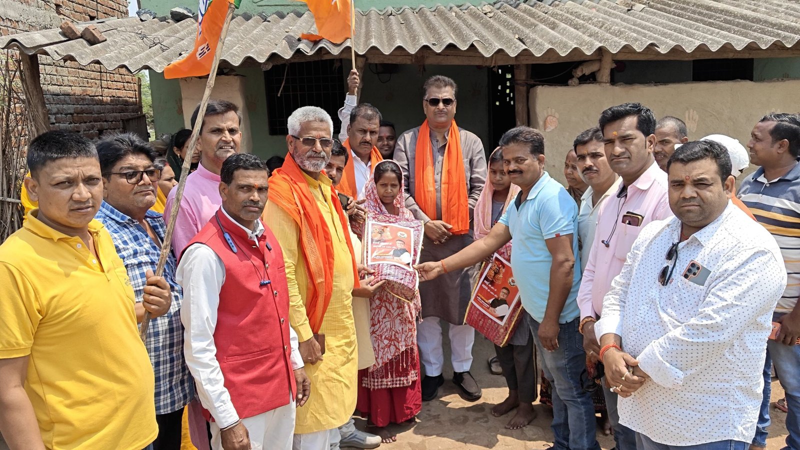 टाटीझरिया के सदारो की बेटियों को सांसद ने भेंट किया लहंगा, शादी की दी बधाई