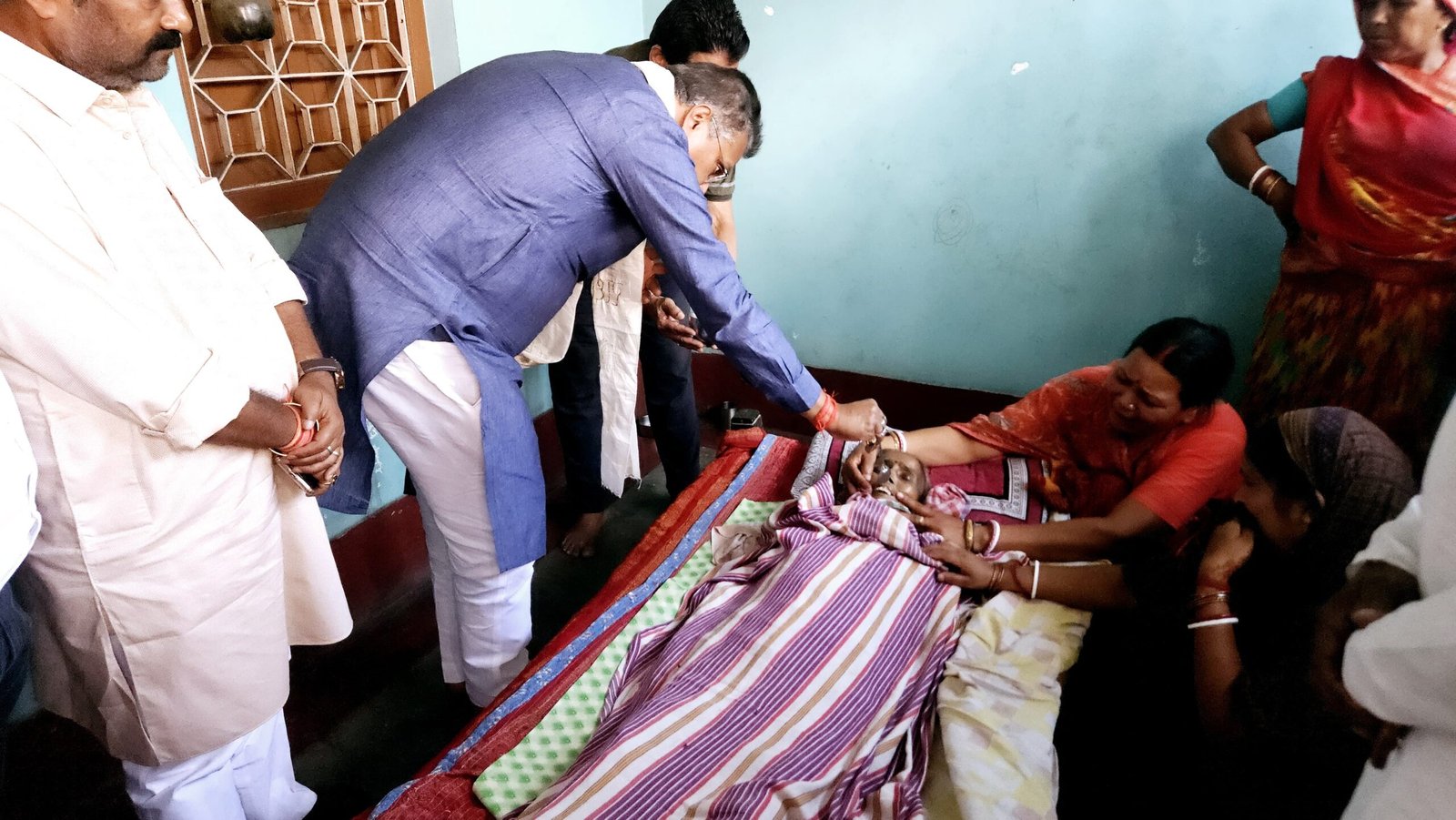 रामगढ़ विस क्षेत्र के सांसद प्रतिनिधि के पत्नी के निधन पर उनके घर पहुंचकर सांसद ने दी अंतिम विदाई