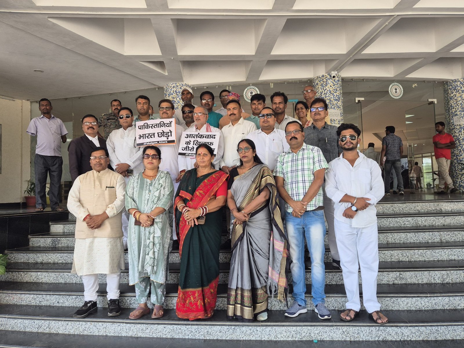 पाकिस्तानी नागरिकों पर कार्रवाई करने को लेकर भाजपा ने उपायुक्त को सौपा ज्ञापन