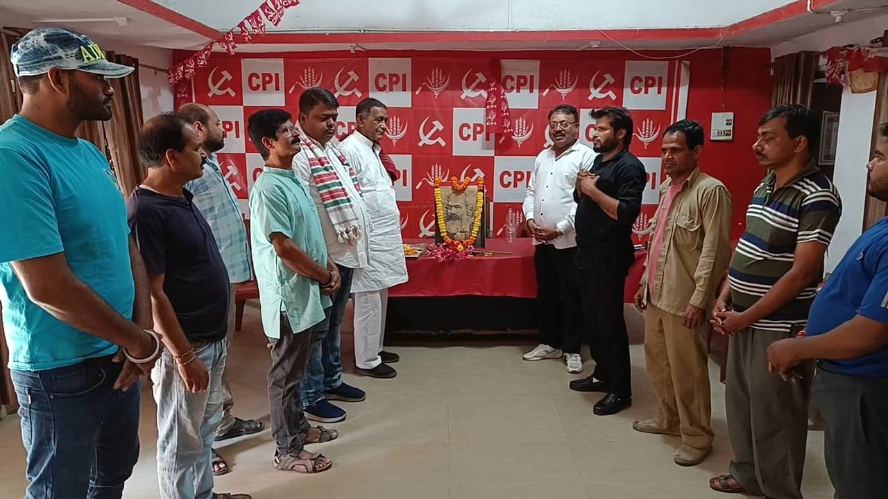 भाकपा राज्य कार्यालय में कार्ल मार्क्स की 207 वी जयंती पर याद एवं श्रद्धांजलि अर्पित किया गया
