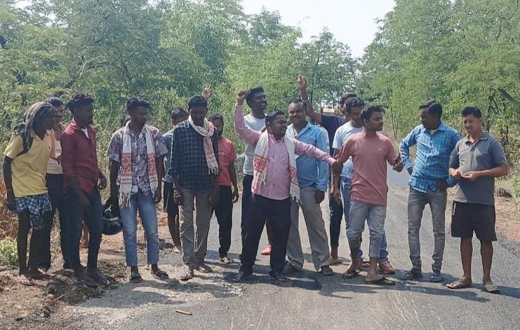 सड़क मरम्मती पर ग्रामीण द्वारा विरोध