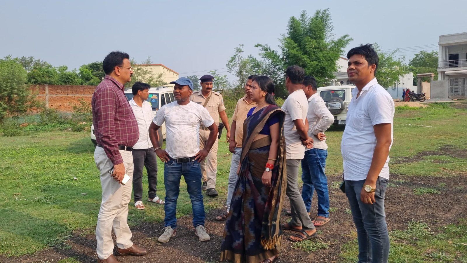 गोला रेलवे साइडिंग में वर्षों से अवैध रूप से भंडारित कोयले में लगी आग, क्षेत्र में फैला प्रदूषण