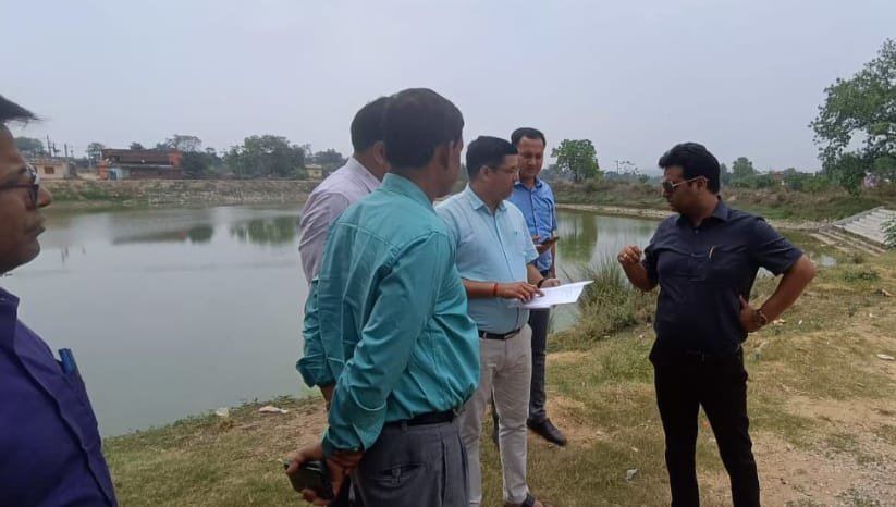 सार्वजनिक तालाबों को अतिक्रमण मुक्त करने को लेकर शहर व नगर परिषद क्षेत्र के विभिन्न तालाबों का उपायुक्त ने किया निरीक्षण