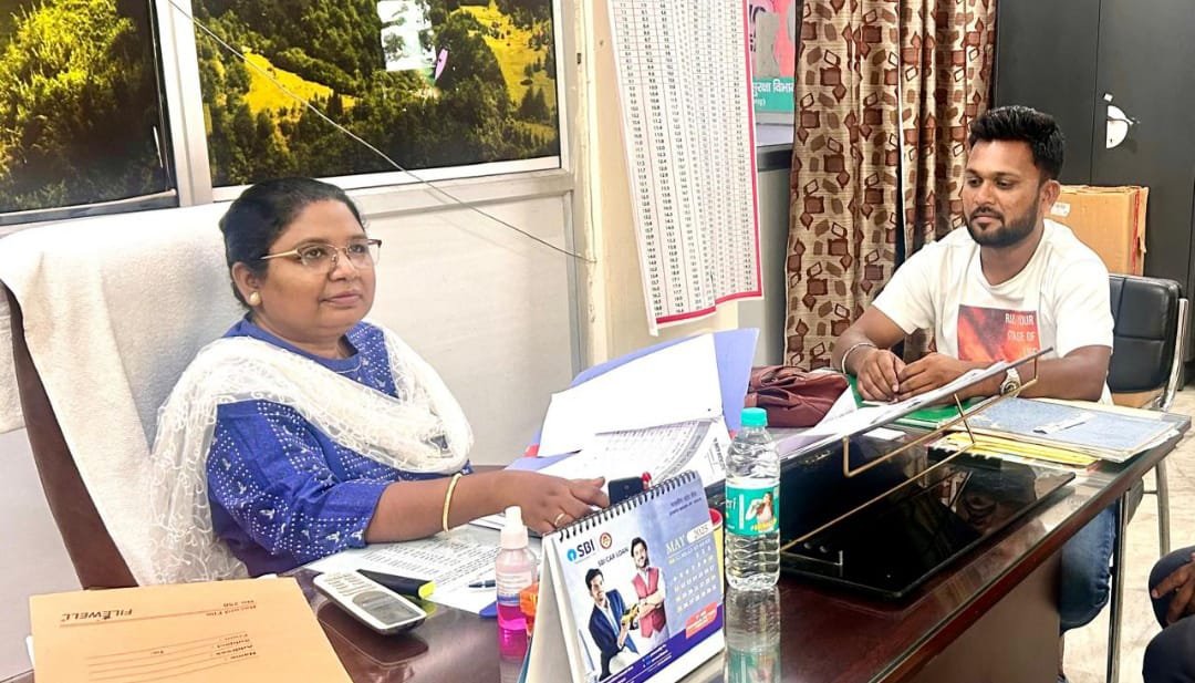 दुलमी प्रखंड बीस सूत्री अध्यक्ष ने समस्याओं को लेकर जिला समाज कल्याण पदाधिकारी से की मुलाकात