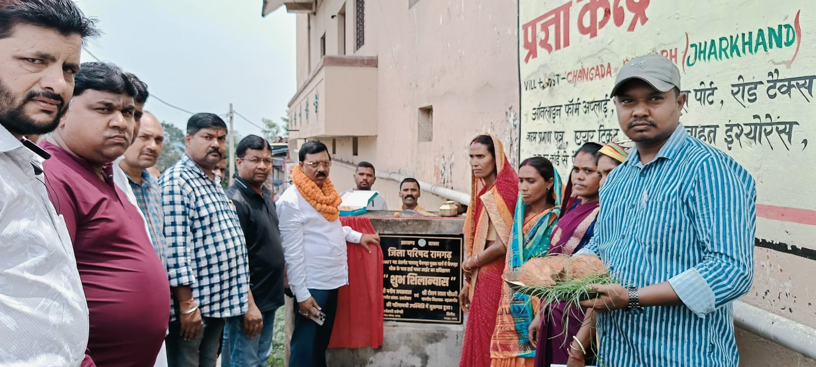 विधायक ने किया हाई मास्ट लाइट और पेवर ब्लॉक सड़क का शिलान्यास