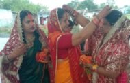 सुहागिन महिलाओं द्वारा बट वृक्ष की पूजा कर अपने-अपने पति की दीर्घायु होने की की कामना