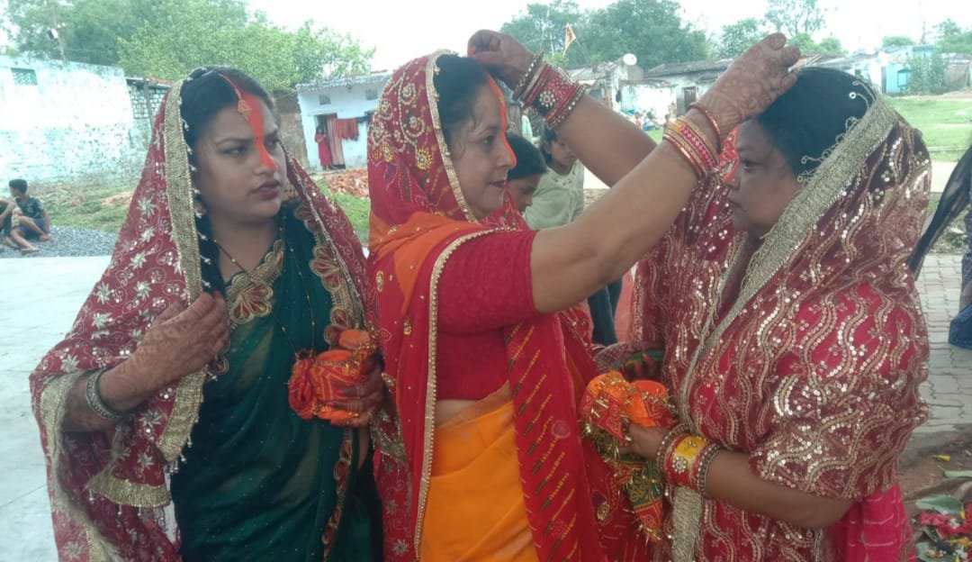 सुहागिन महिलाओं द्वारा बट वृक्ष की पूजा कर अपने-अपने पति की दीर्घायु होने की की कामना