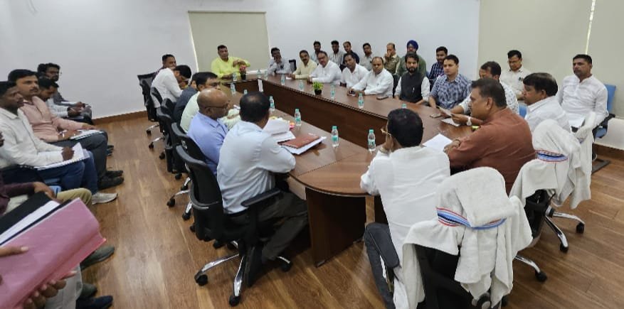 पेयजल संकट को लेकर सांसद मनीष जायसवाल गंभीर,रामगढ़ परिसदन में आयोजित की त्रिपक्षीय बैठक