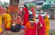 पतरातू क्षेत्र में सुहागिनों ने भक्ति भाव के साथ किया बट सावित्री की पूजा