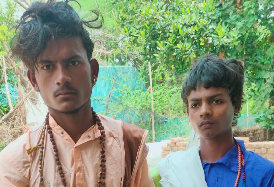 गोला में ग्रामीणों ने दो संदिग्ध युवकों को पकड़ा,किया पुलिस के हवाले