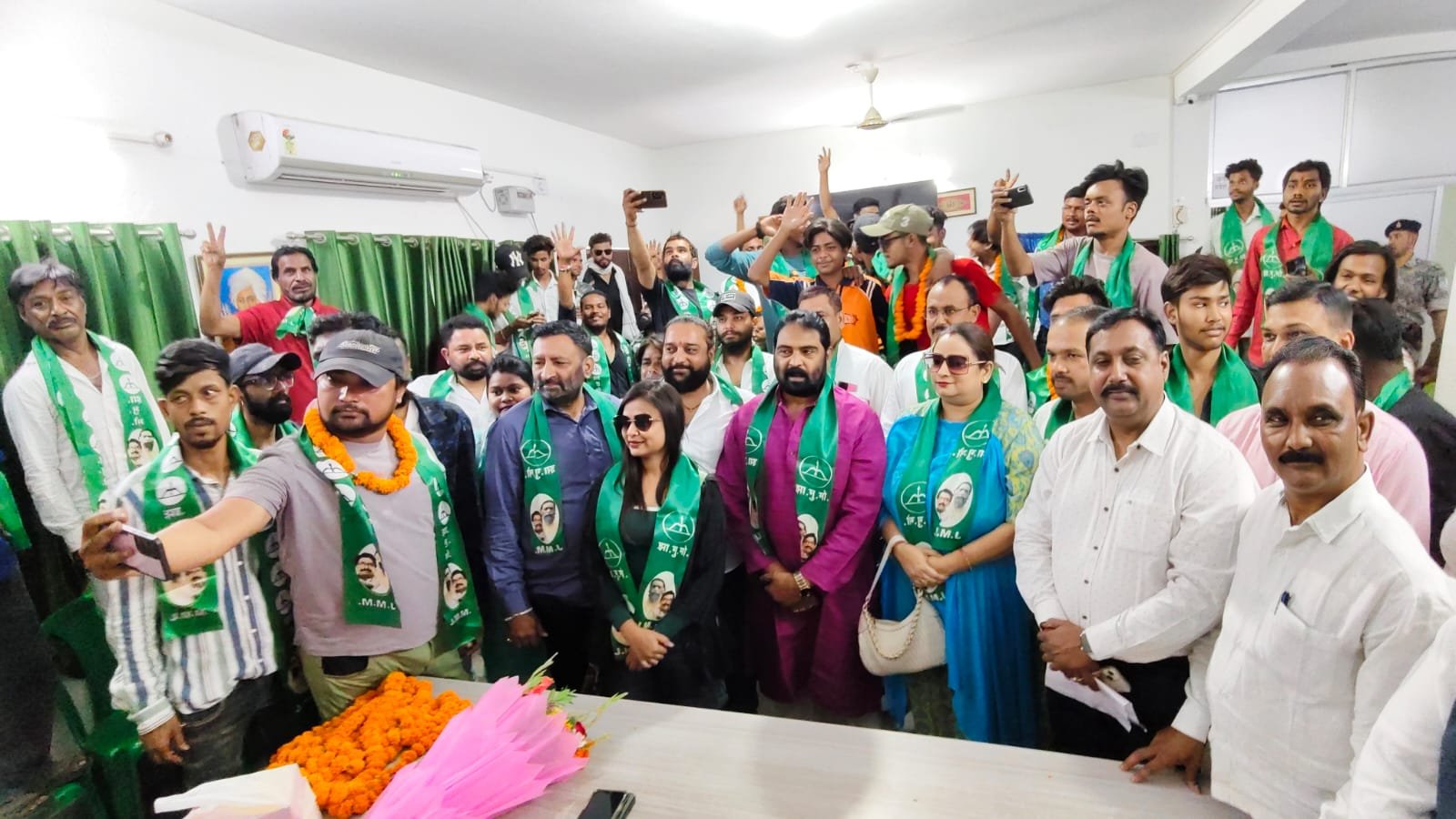 झामुमो में शामिल हुए रांची और पलामू के सैकड़ों लोग,पार्टी के सिद्धांतों पर जताया भरोसा