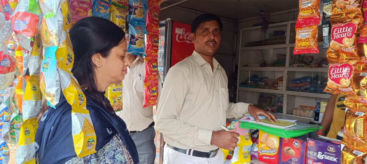 जिला खाद्य सुरक्षा पदाधिकारी ने रजरप्पा क्षेत्र में की छापेमारी