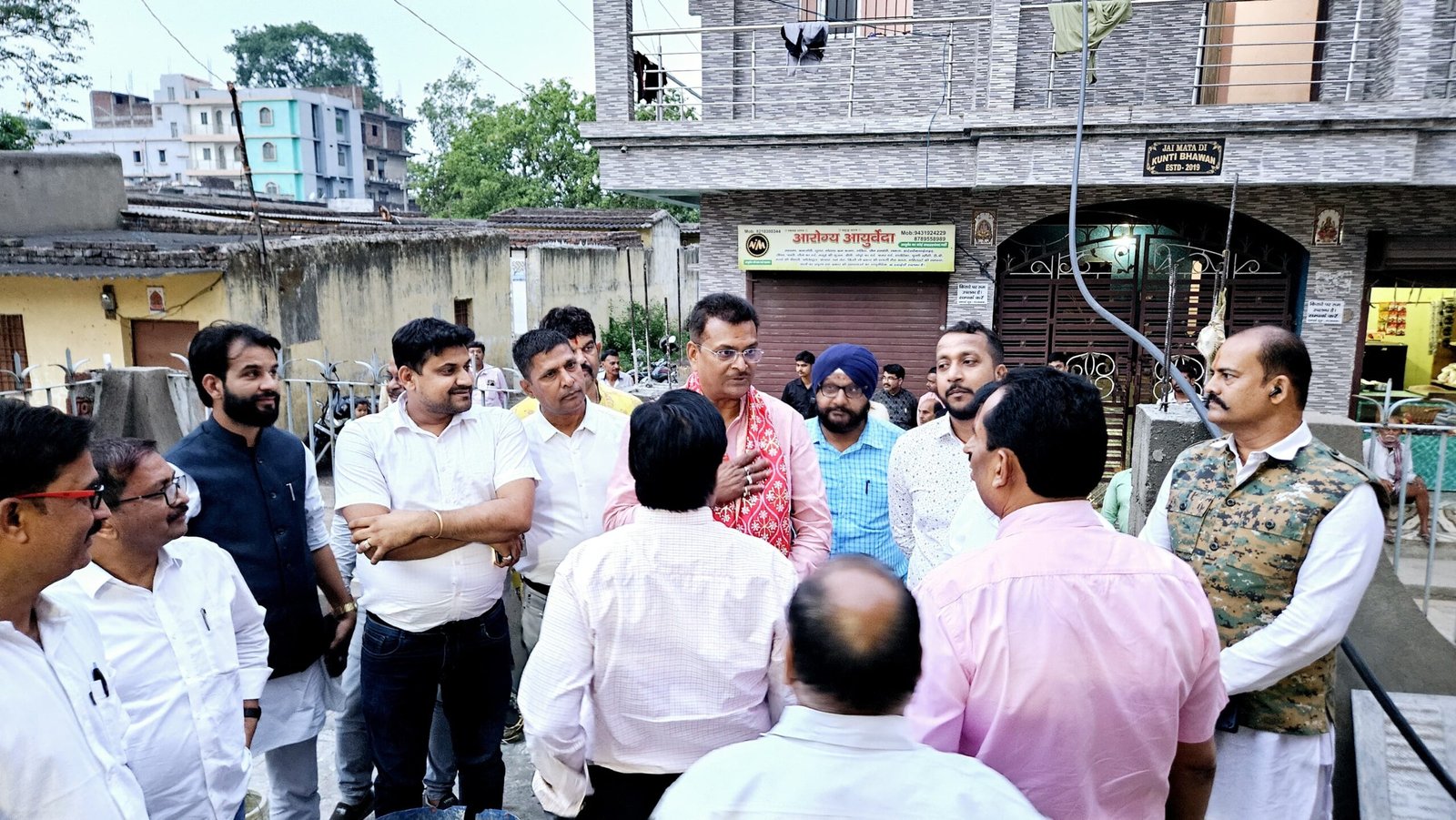 सांसद पहुंचे रामगढ के कैथा स्थित जगरनाथ नगर,नवनिर्मित गौरी शंकर मंदिर का लिया जायजा