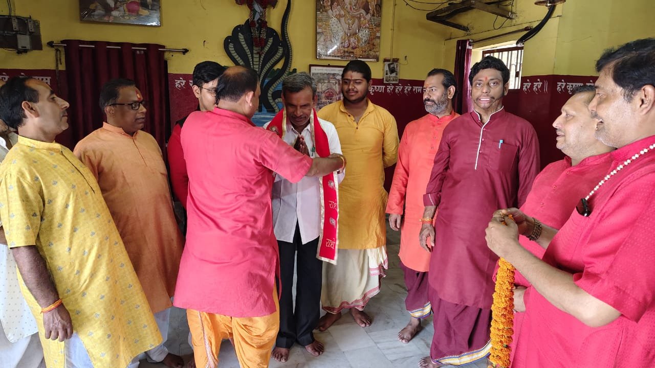 मंदिर के पुजारियों ने किया शहर के लेखक डॉ सिंह का स्वागत