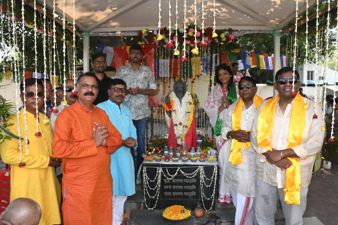 बुद्ध पूर्णिमा की पूर्व संध्या पर विधायक डॉ. रामेश्वर उरांव के आवास पर बुद्ध जयंती समारोह मनाया गया