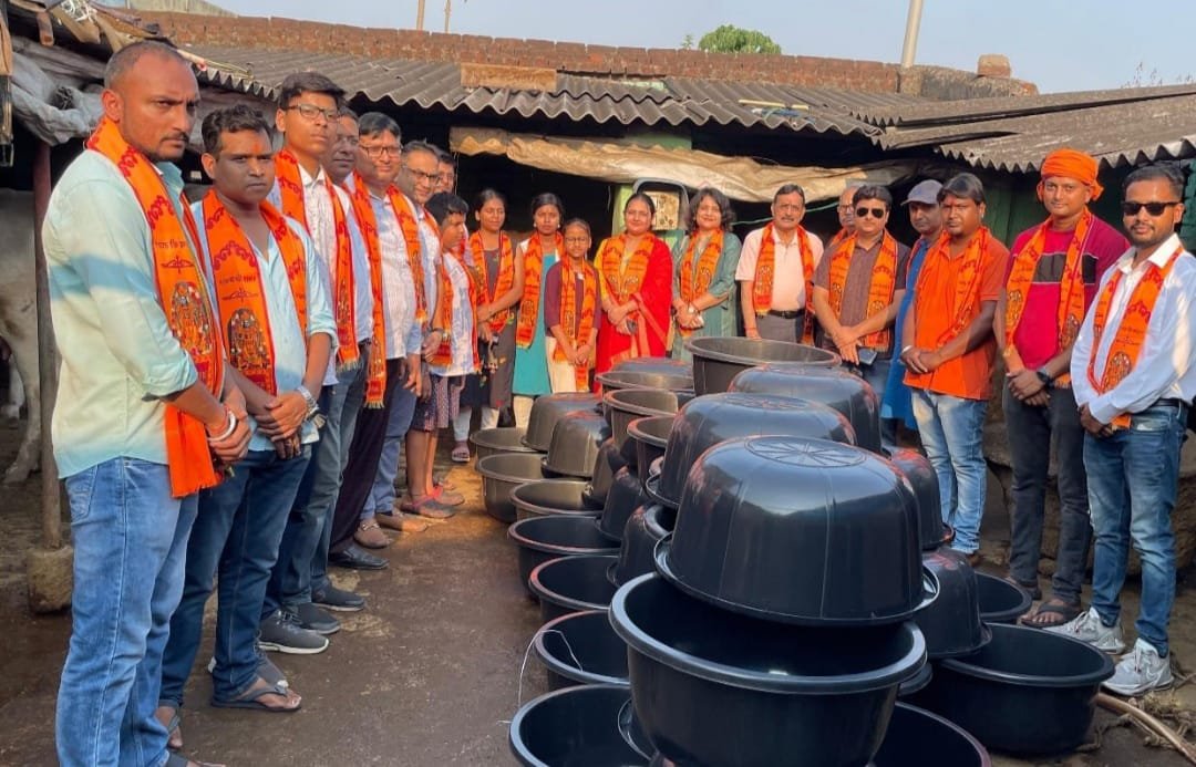 कामधेनु सेवा परिषद ने पानी टब का वितरण किया