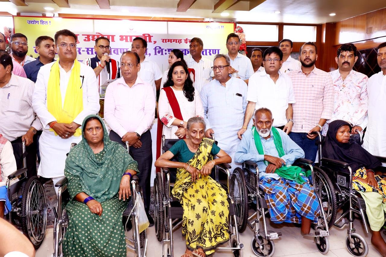 लघु उद्योग भारती ने 125 दिव्यांगों के बीच व्हीलचेयर और 51 को श्रवण यंत्र प्रदान किया