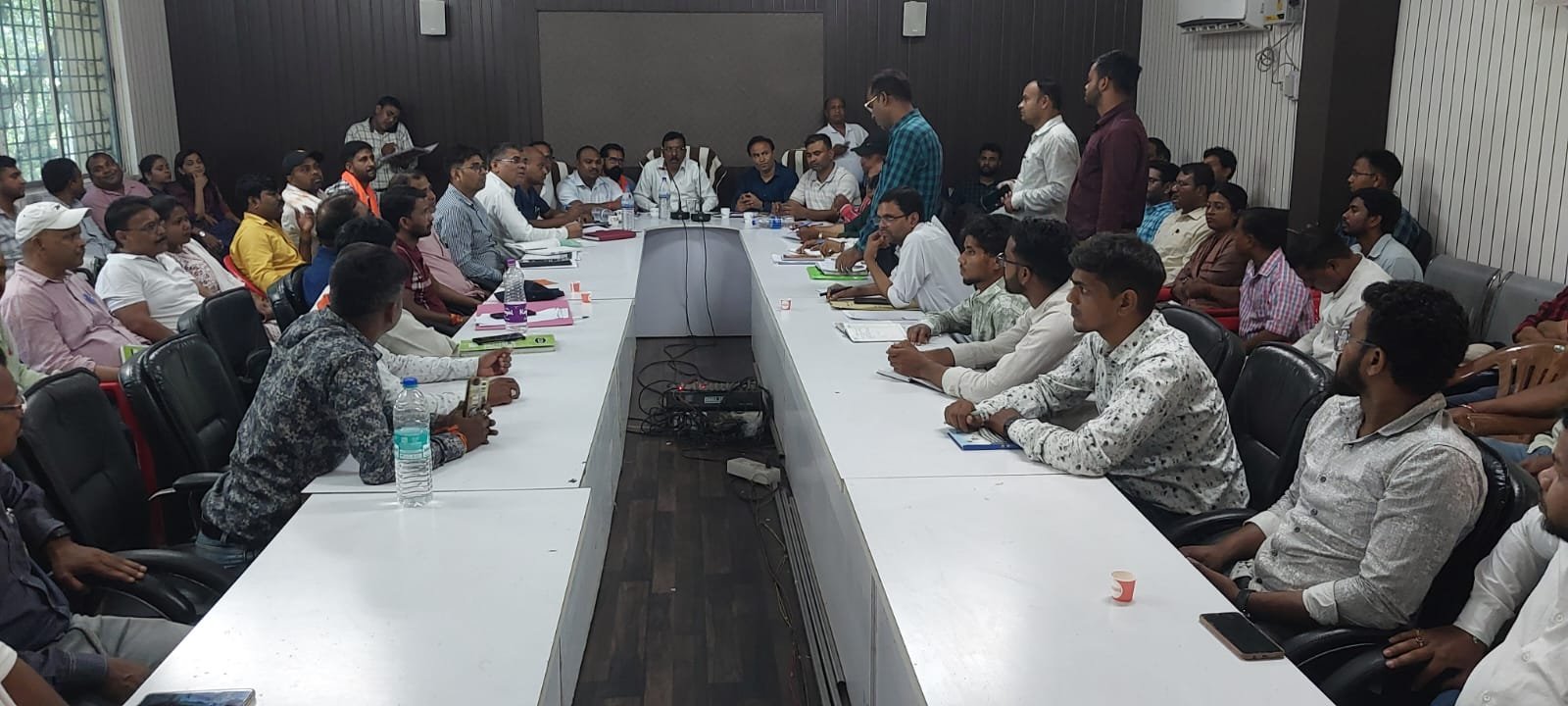 विधायक ने पतरातू के बीडीओ सहित कई विभाग के अधिकारियों के साथ की बैठक