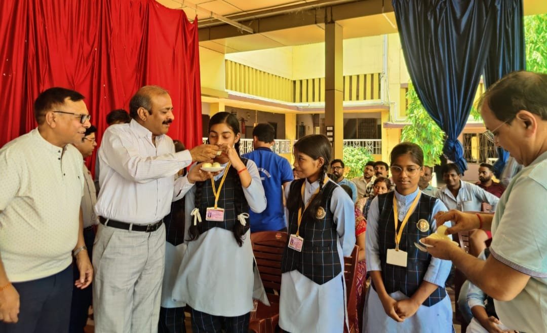 सीबीएसई के सभी सफल विद्यार्थियों को विद्यालय अध्यक्ष ने मिठाई खिलाई