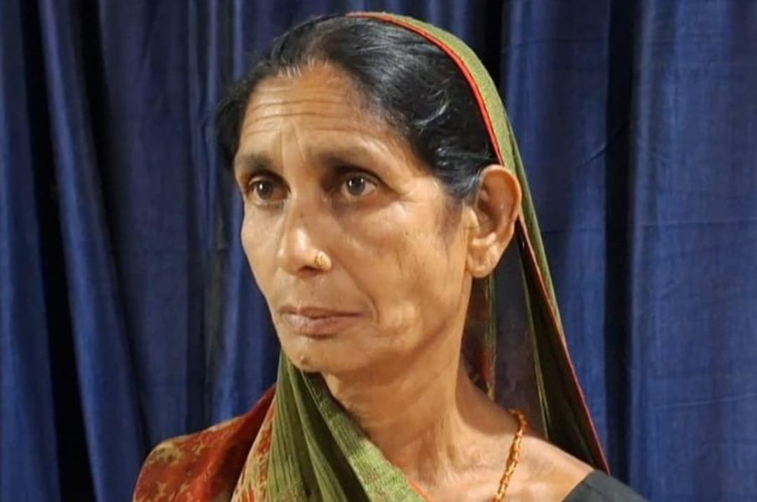 भुरकुंडा में बुजुर्ग महिला से पचास हजार रुपए की छीनताई