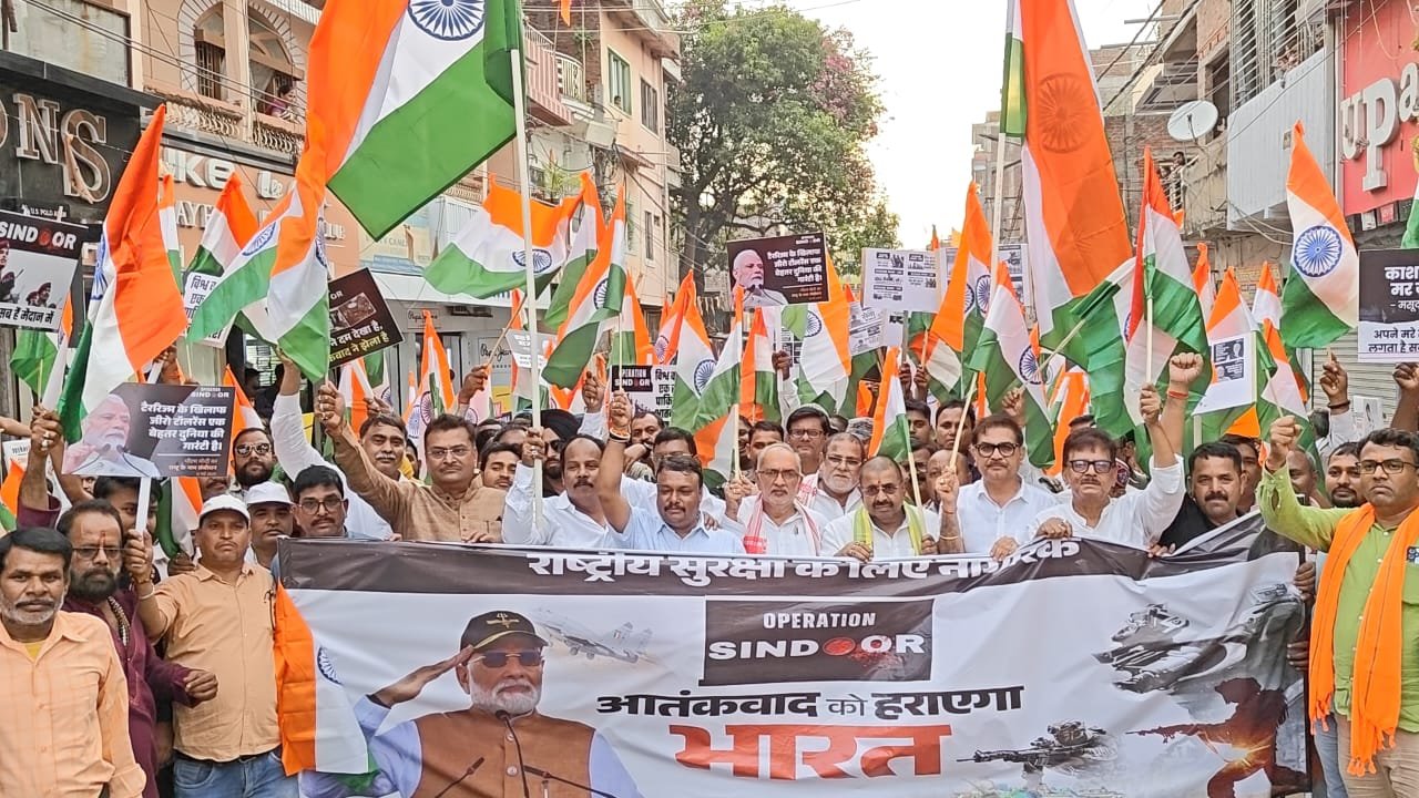ऑपरेशन सिंदूर की सफलता पर हजारीबाग में सड़क पर तिरंगे के साथ उतरे लोग, सांसद- विधायक सहित कई गणमान्य हुए शामिल