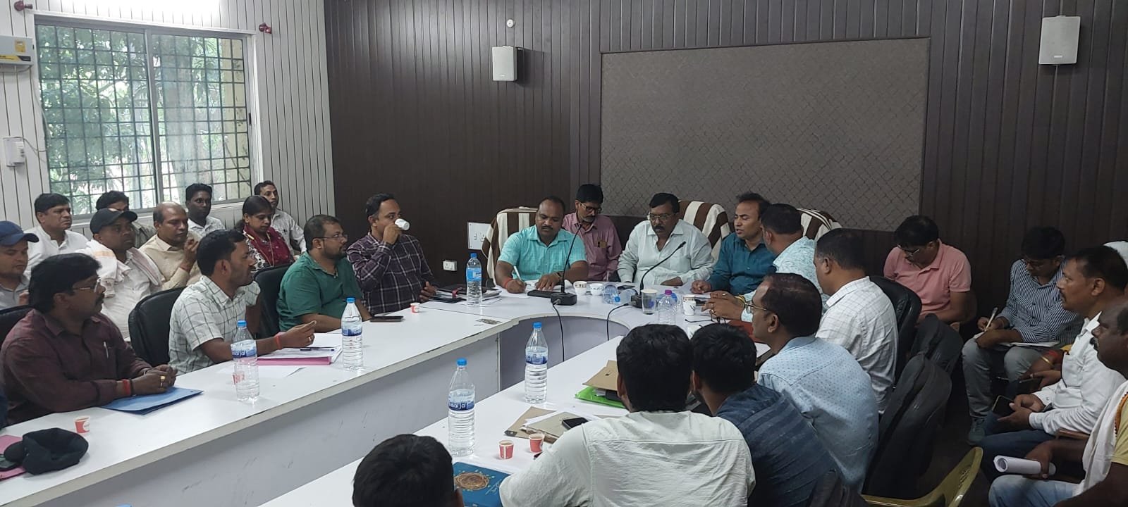 विधायक ने पतरातू प्रखंड के अधिकारियों के साथ की बैठक