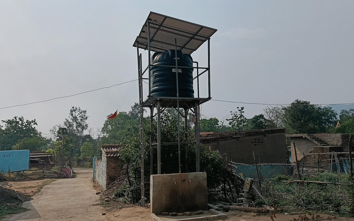 लपंगा कॉलोनी में 5 महीनों से नहीं मिल रहा है सप्लाई का पानी, पानी खरीदकर पी रहे ग्रामीण