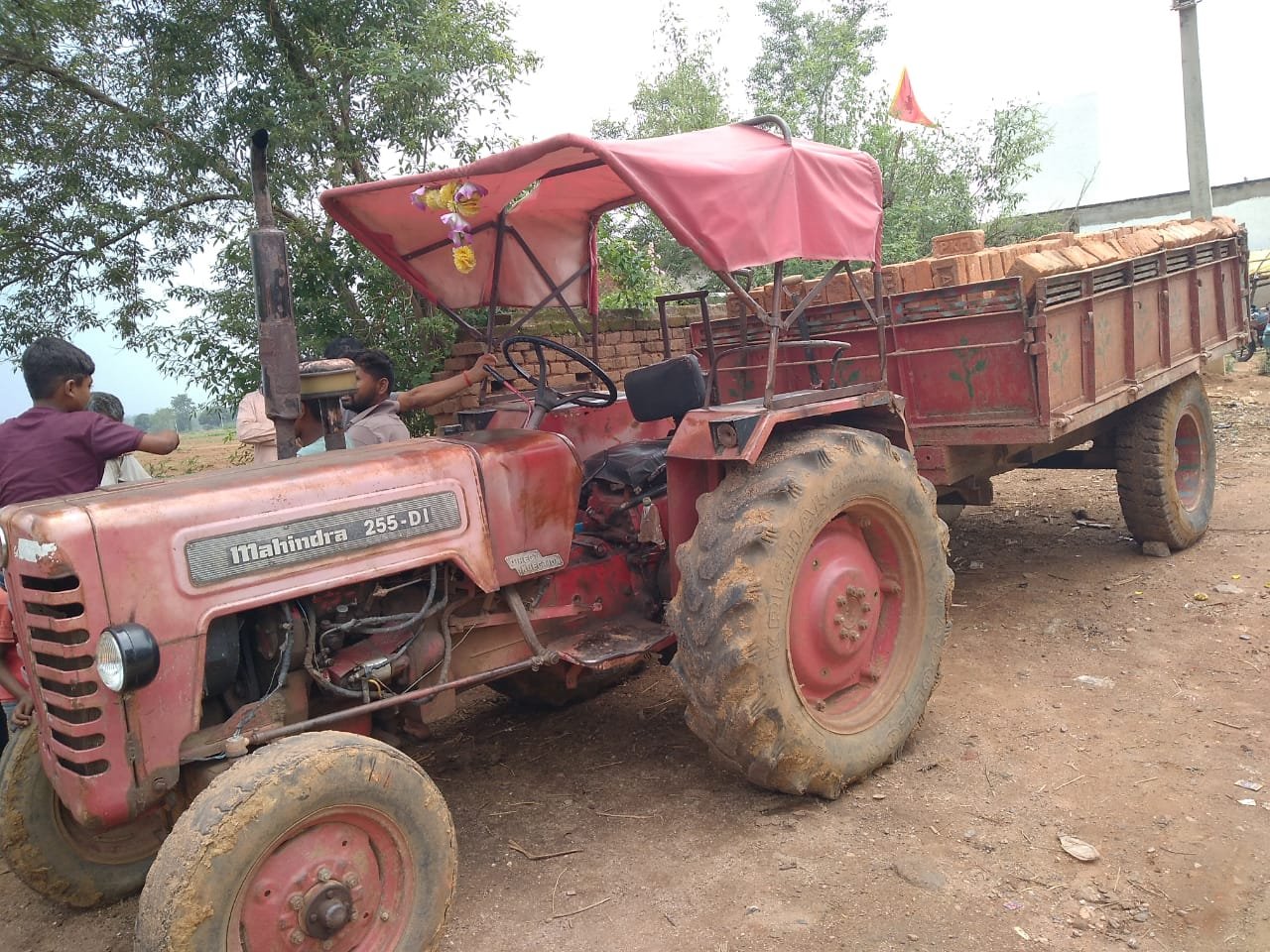 ट्रैक्टर पर सवार मजदूर के गिरने से मौत,ईटा लादकर लौटने क़म में हुई घटना