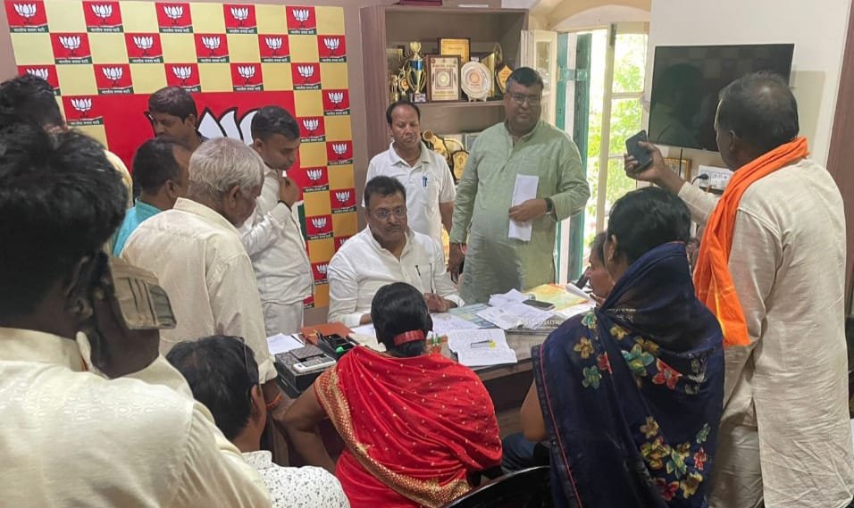 जन समस्याओं के समाधान हेतु हजारीबाग सांसद के कार्यालय में आयोजित हुआ जनता दरबार