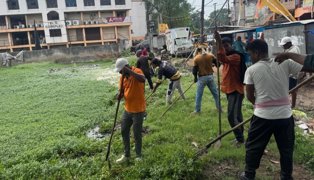 रामगढ़ तालाब बचाओ योजना के तहत सतकौड़ी कॉम्प्लेक्स के सामने स्थित तालाब का सौंदर्यीकरण शुरू