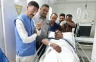 केंद्रीय रक्षा राज्य मंत्री ने अस्पताल में जाकर घायल जवान से मुलाकात की