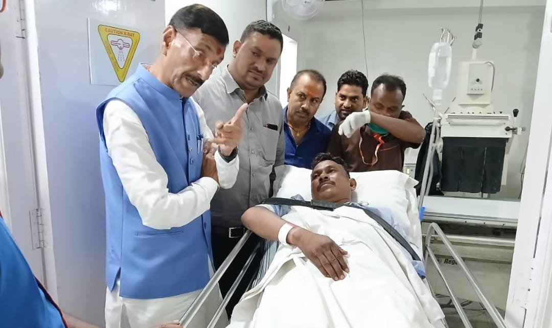 केंद्रीय रक्षा राज्य मंत्री ने अस्पताल में जाकर घायल जवान से मुलाकात की